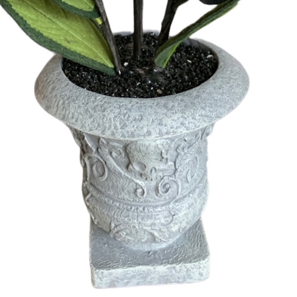 Hyde and EEK Ghoulish GrrrRoses Creepy Plant - Picture 2 of 5